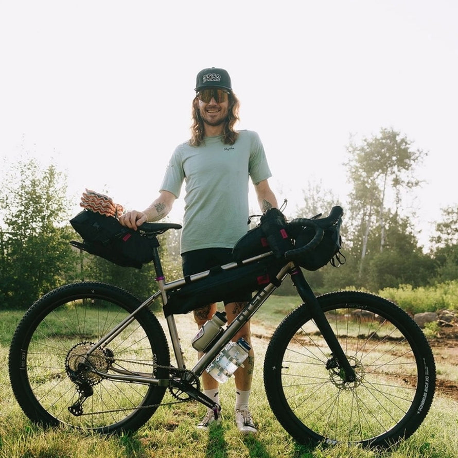 Sacoche de cadre Hold Fast Swift Industries 2,75 à 4L noire, idéale pour bikepacking et aventures vélo longues distances