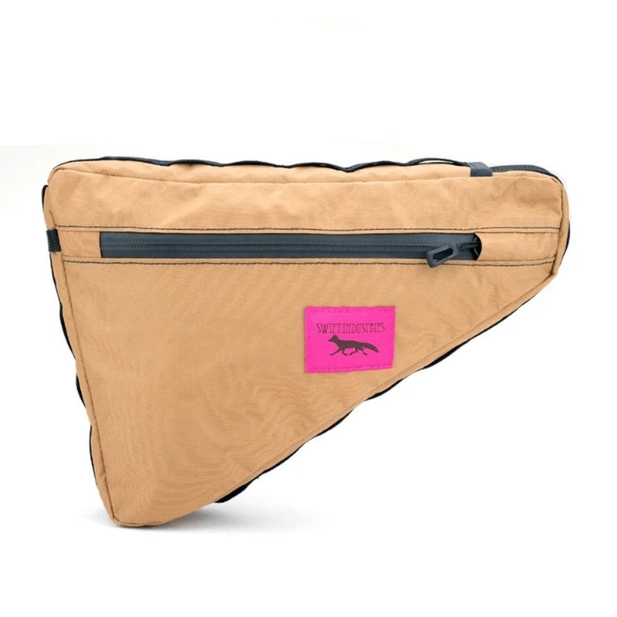 Sacoche cadre vélo Giddy Up Wedge Swift Industries 3,3L beige avec logo rose, idéale pour cyclotourisme et sorties urbaines