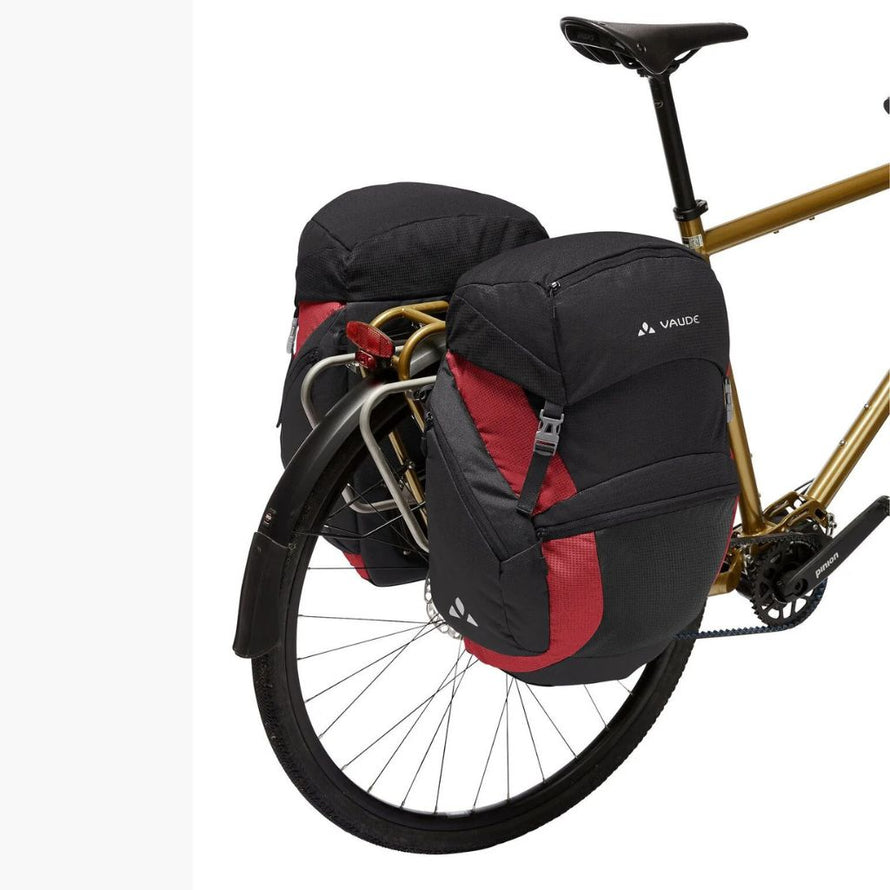 Sacoche cyclotourisme porte bagage arrière Vaude OnTour Back 56 litres rouge noires sur vélo