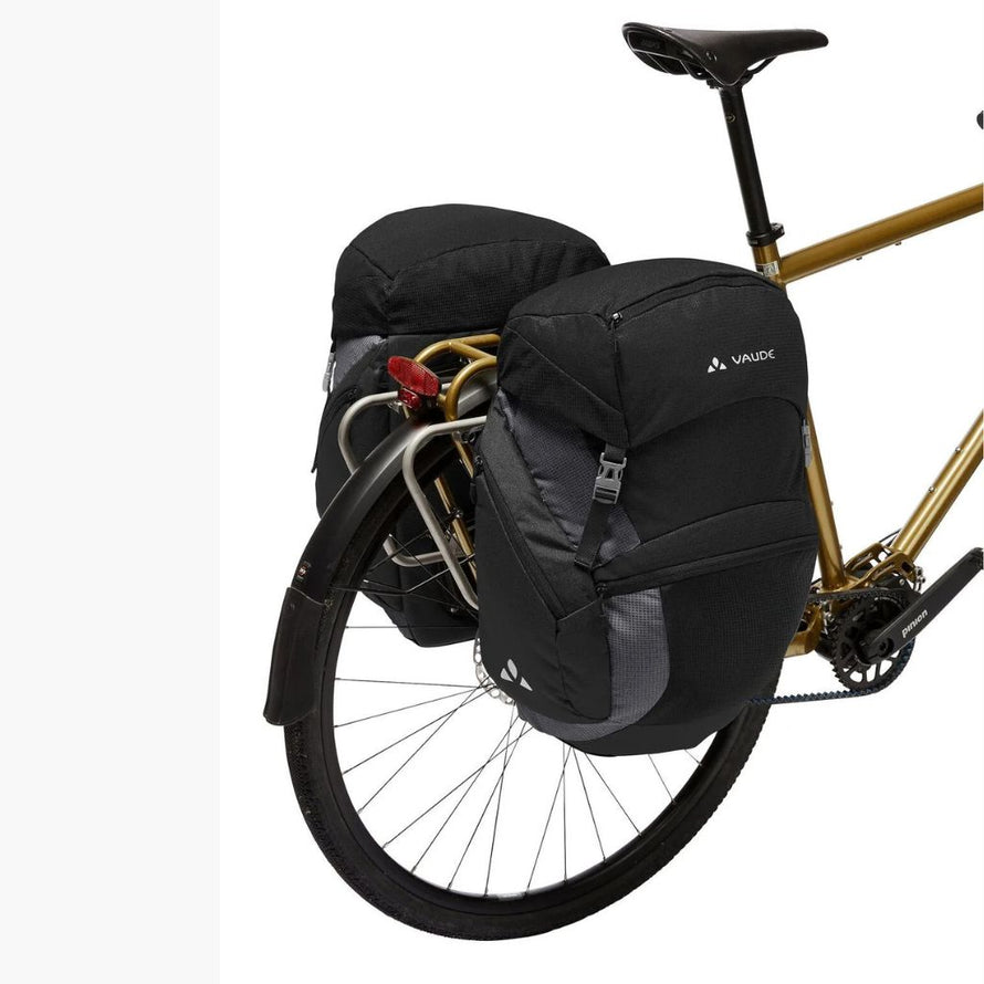 Sacoche cyclotourisme porte bagage arrière Vaude OnTour Back 56 litres noires sur vélo