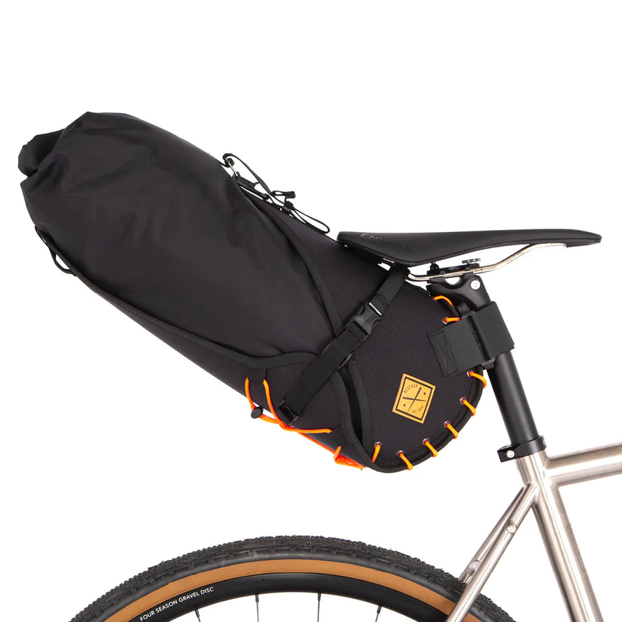Borsa Per Mountain Bike Resistente Acqua Borsa Da Sella Topeak Elementa Per Bicicletta - Impermeabile, Fissaggio A Cinghia, Colore Nero Borsa Sella Elementa TC2322B Borsa Per Mountain Bike Resistente Acqua Borsa Da Sella Topeak Elementa Per Bicicletta - Impermeabile, Fissaggio A Cinghia, Colore Nero Borsa Sella Elementa TC2322B