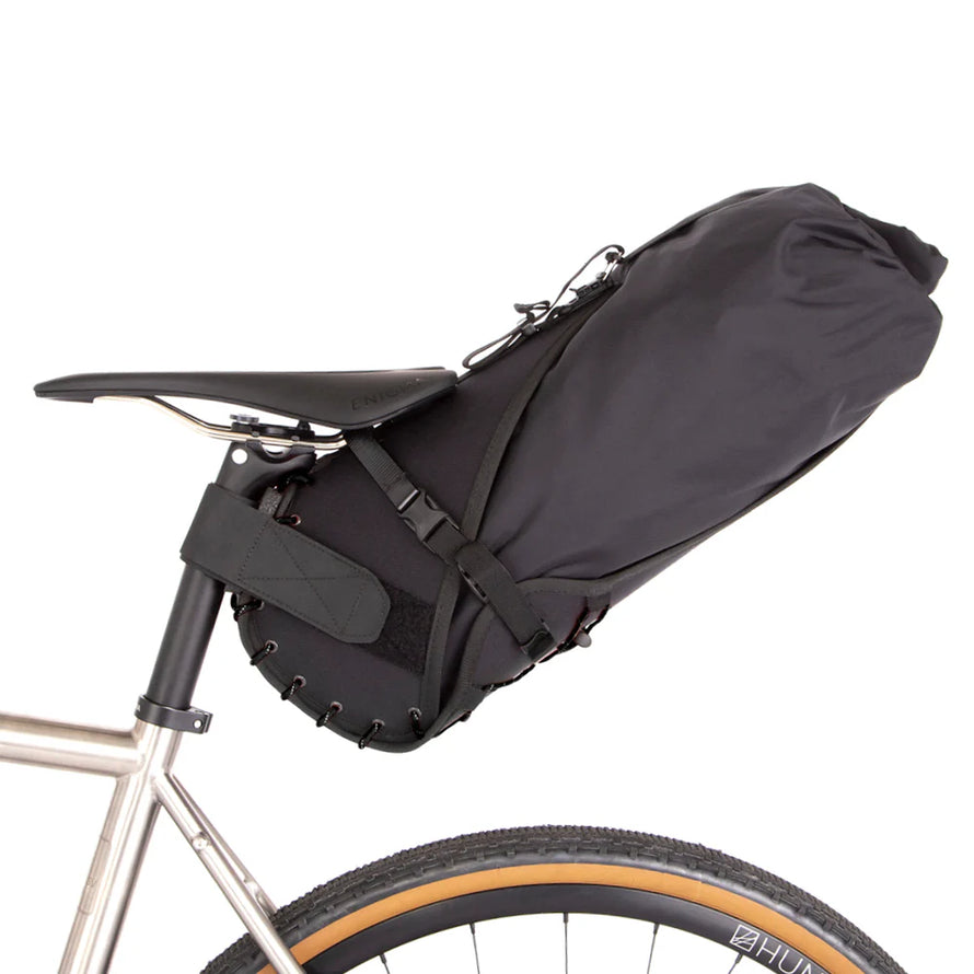 Sacoche Restrap imperméable pour selle de vélo, fixations robustes et design pratique, parfaite pour les aventures gravel et bikepacking.