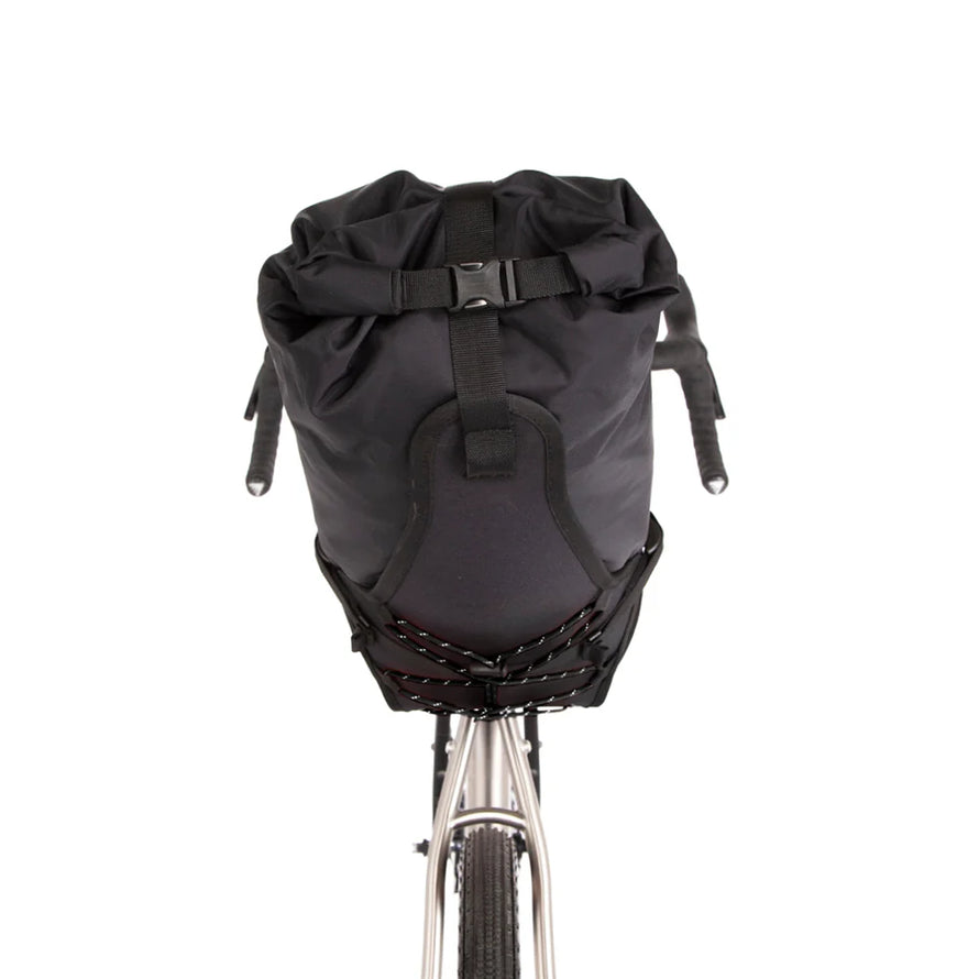 Sac étanche de selle Restrap conçu pour tous les vélos, fabrication artisanale en Angleterre, idéal pour le gravel et le bikepacking.