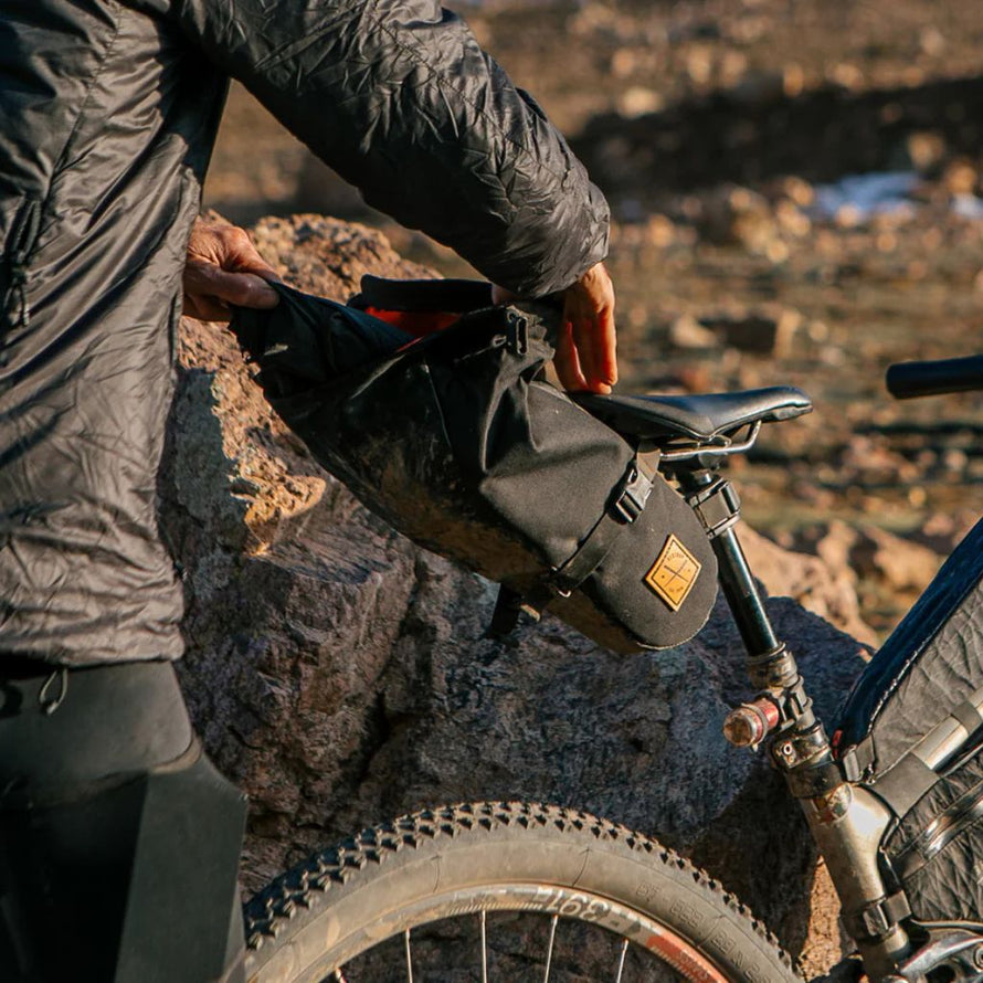 Optez pour la simplicité avec la sacoche de selle Restrap Saddle Pack : 2,5L ou 4,5L, 100 % étanche et sans porte-bagages. Parfaite pour vos sorties gravel et route