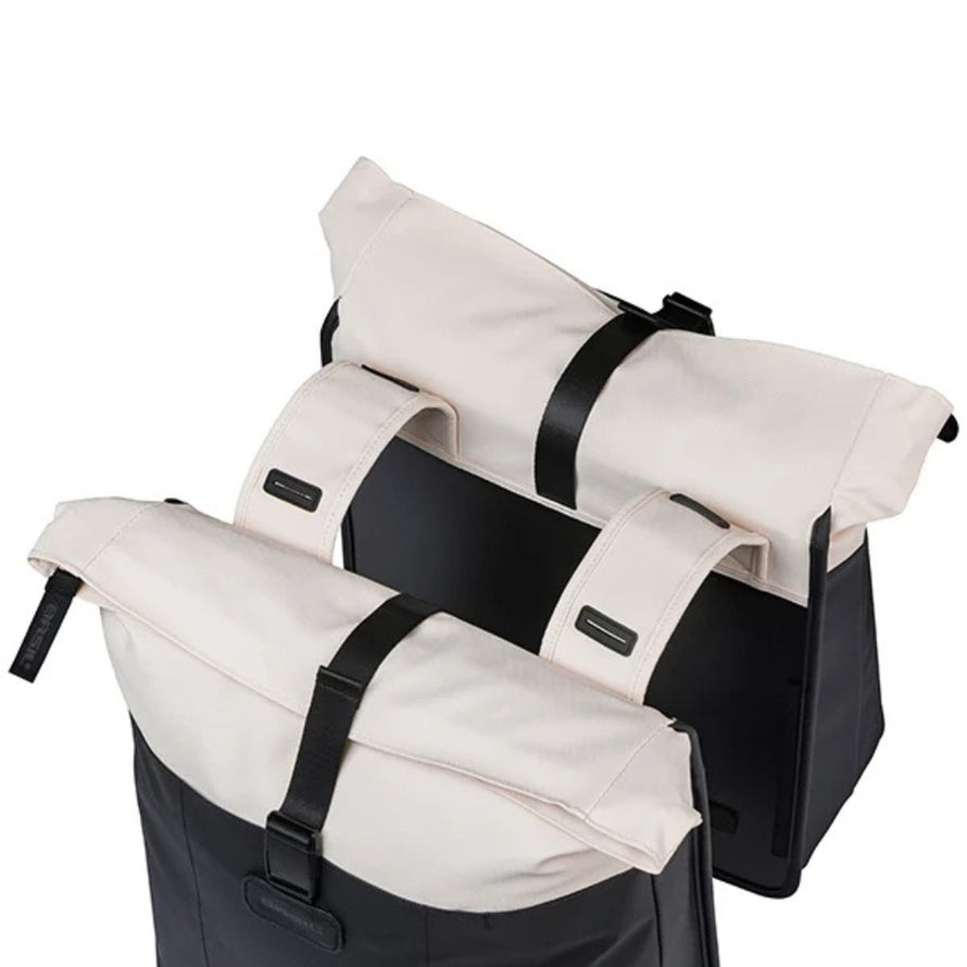 Sacoche double Basil Vive 35L noire et blanche, étanche et pratique pour porte-bagages vélo