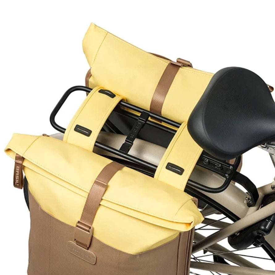 Sacoche double vélo Basil Vive 35L jaune et taupe étanche pour porte-bagages, grande capacité et fixation fiable