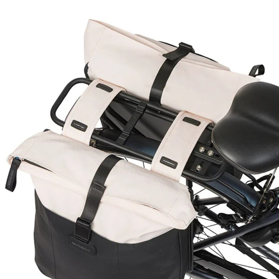 Sacoche double Basil Vive 35L noire et creme, etanche et fonctionnelle pour porte-bagages velo