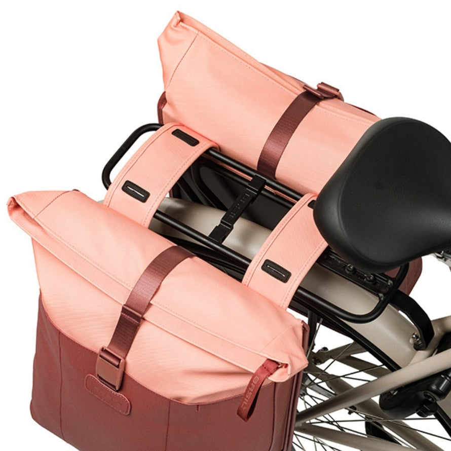 Sacoche double Basil Vive 35L rose et bordeaux étanche pour porte-bagages, grande capacité et fixation sécurisée