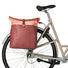 Sacoche double Basil Vive 35L en rose bordeaux, étanche et pratique pour porte-bagages vélo
