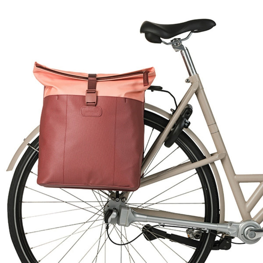Sacoche double Basil Vive 35L en rose bordeaux, étanche et pratique pour porte-bagages vélo