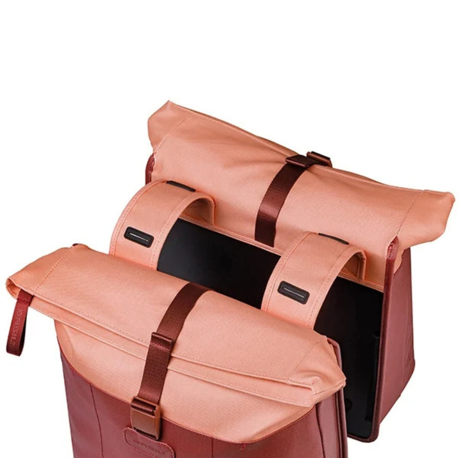 Sacoche double Basil Vive 35L étanche rose pour porte-bagages, idéale pour le transport sécurisé à vélo