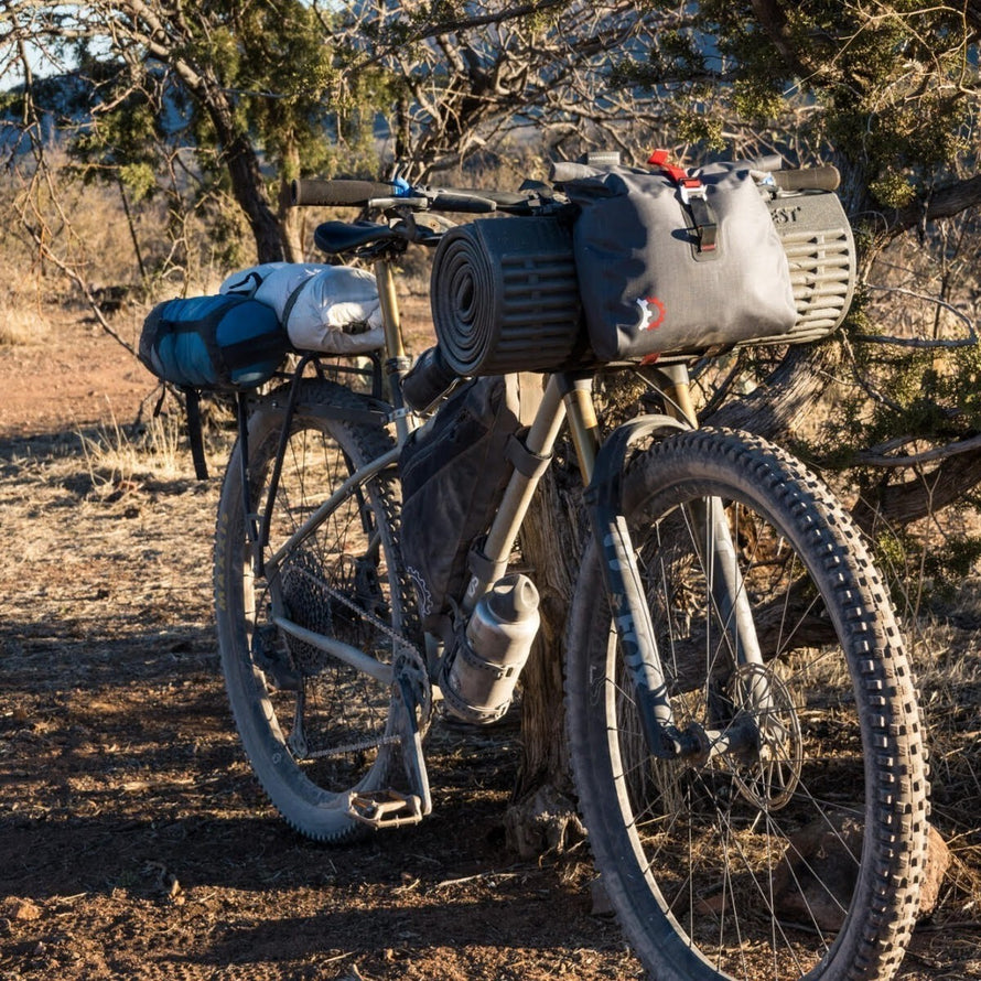 Sacoche additionnelle Revelate Designs Egress pour sacoche Sweetroll, étanche et robuste pour longues aventures vélo