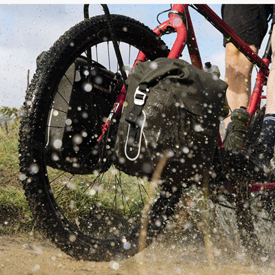 Sacoche avant étanche Brooks Scape pour gravel, volume 10-13 litres
Protégez votre matériel avec la sacoche avant Brooks Scape : un accessoire gravel étanche, pratique et modulable pour toutes vos aventures à vélo.