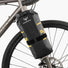 Sacoche fourche Apidura Expedition 3 L pour bikepacking, étanche et résistante avec design noir et touches jaunes