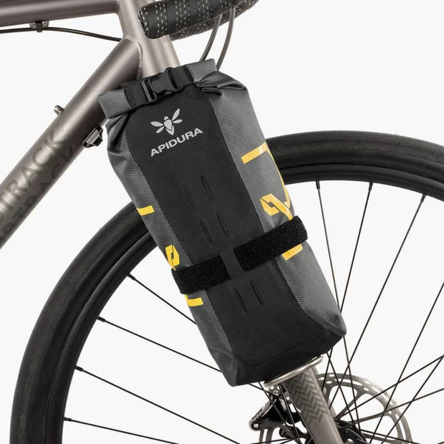 Sacoche fourche Apidura Expedition 3 L pour bikepacking, étanche et résistante avec design noir et touches jaunes