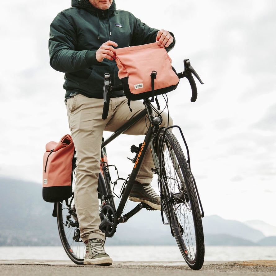 Sacoche de guidon convertible en banane Piha MeroMero rose sur vélo gravel au bord de l'eau