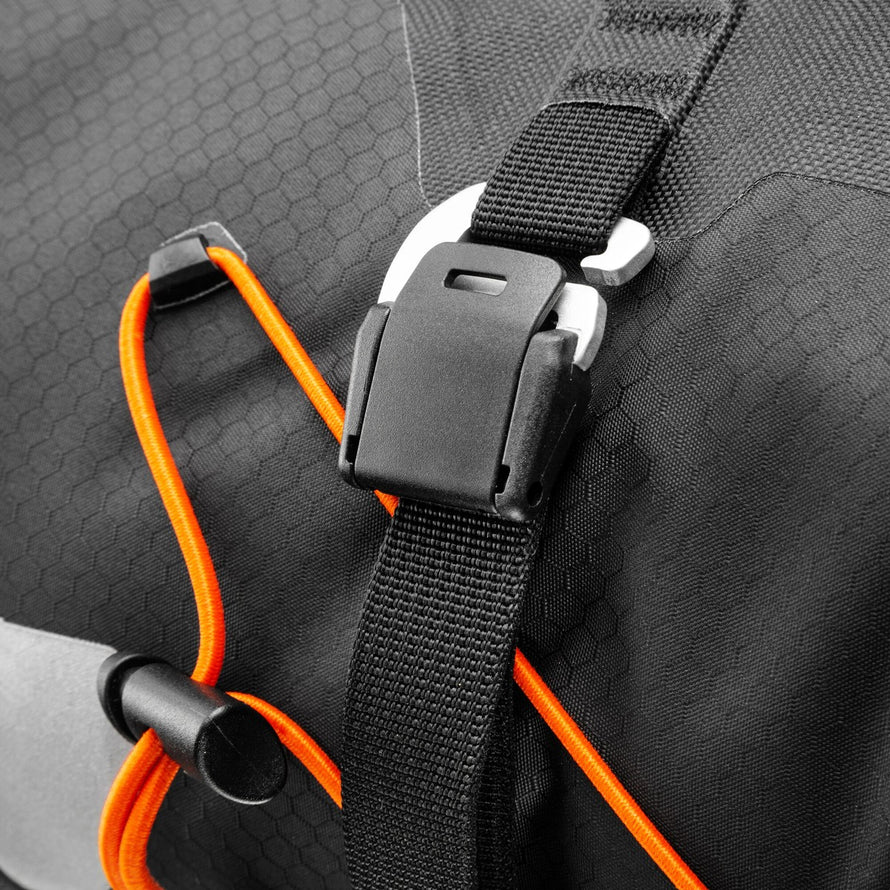 Fixation robuste sacoche de guidon bikepacking Handlebar Pack 9-15L Ortlieb avec sangle noire et cordon orange