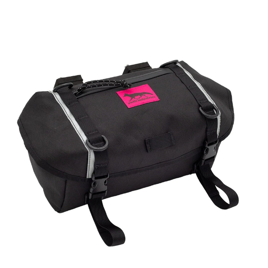 Sacoche de guidon Catalyst Pack Swift Industries noire compacte et durable pour toutes vos sorties à vélo