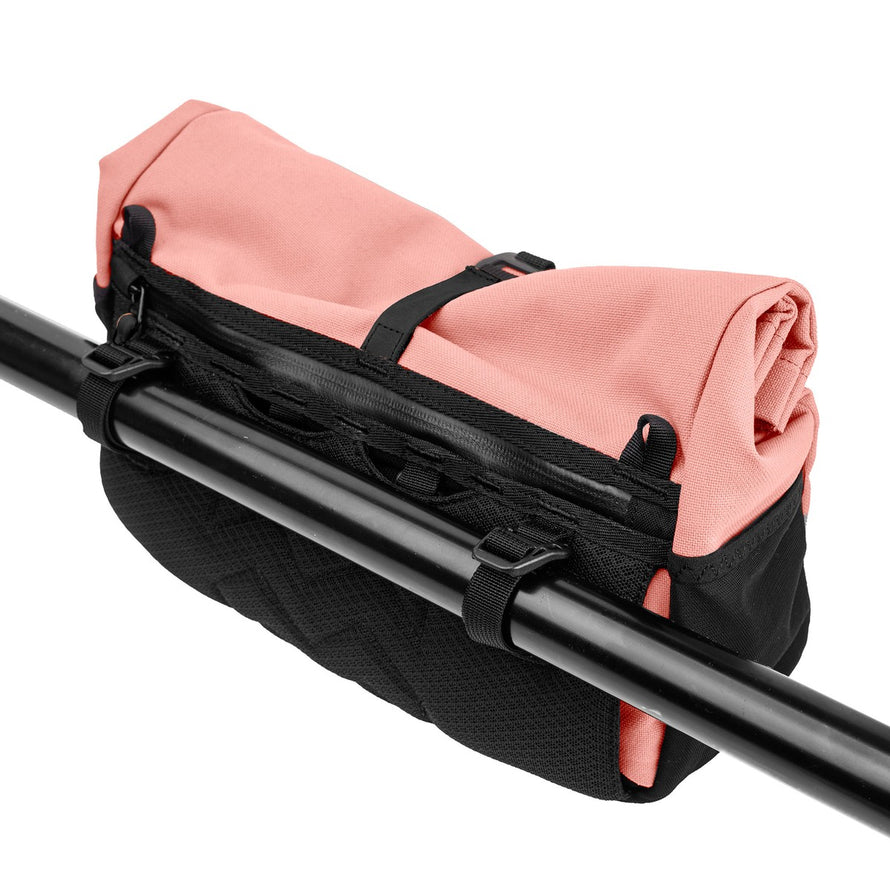 Sacoche de guidon convertible en banane Piha MeroMero rose, volume ajustable de 3 à 6 litres, idéale pour vélo urbain et gravel.