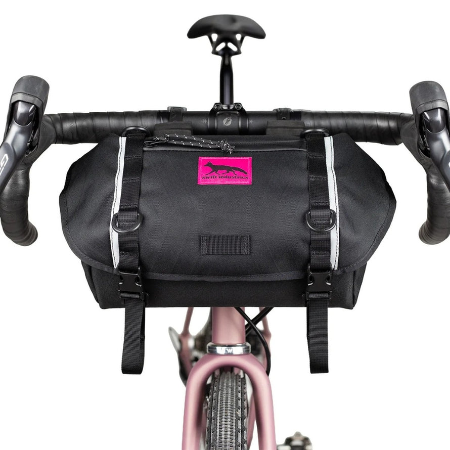 Sacoche de guidon Catalyst Pack noire Swift Industries, idéale pour le cyclotourisme et bikepacking