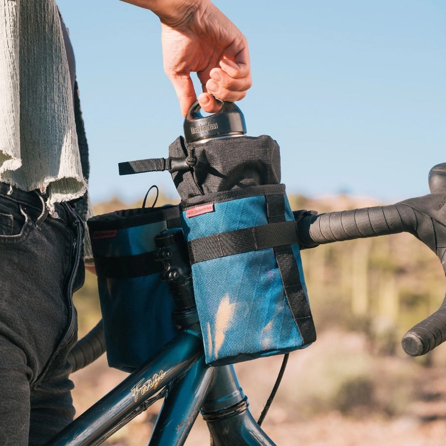 Sacoche de guidon Swift Industries GIBBY 1,75 L bleue avec bidon, idéale pour bikepacking et sorties longues
