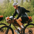 Sacoche de guidon Swift Industries GIBBY 1,75 L tan ouverte, parfaite pour l'aventure et le bikepacking