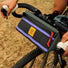 Sacoche de guidon Topo Designs Bike Bag 3L noire avec accents verts, violets et zip rouge, idéale pour cyclistes