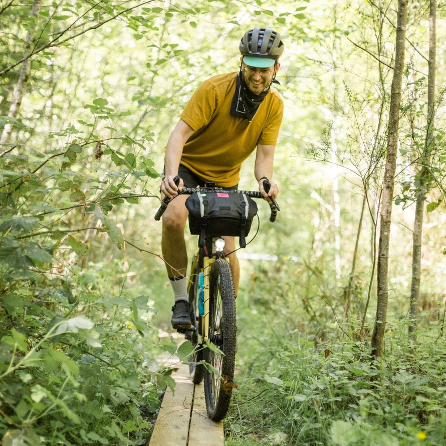 Sacoche de guidon vélo Catalyst Pack Swift Industries, idéale pour le bikepacking et les sorties nature