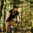 Sacoche guidon vélo Swift Industries Kestrel SI600 tan et rose, conçue pour les trajets aventure en forêt