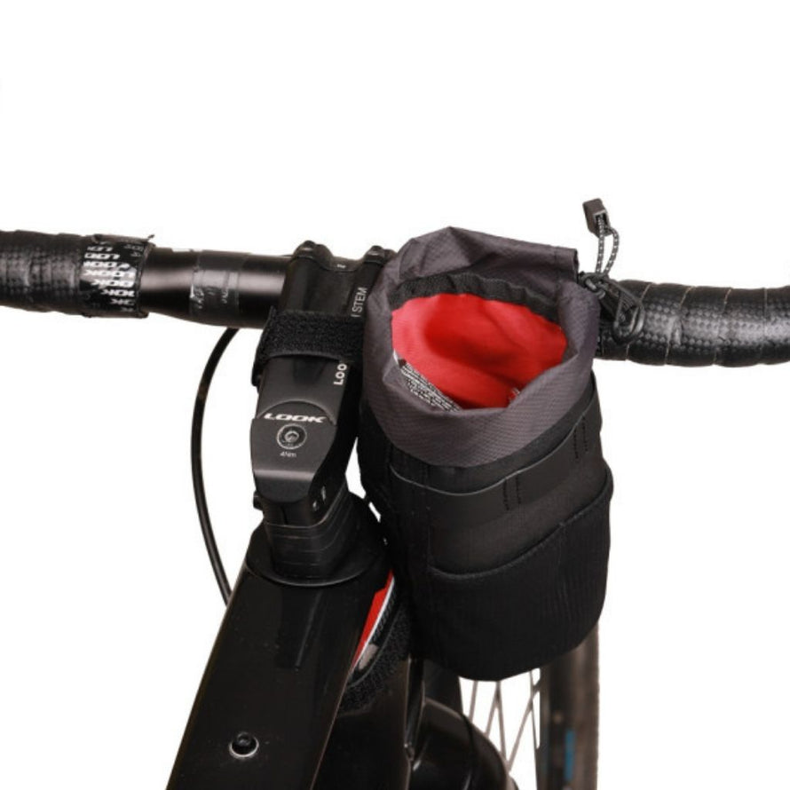 Sacoche de guidon Zéfal Z Adventure Pouch Bag montée sur un vélo pour une sortie bikepacking
