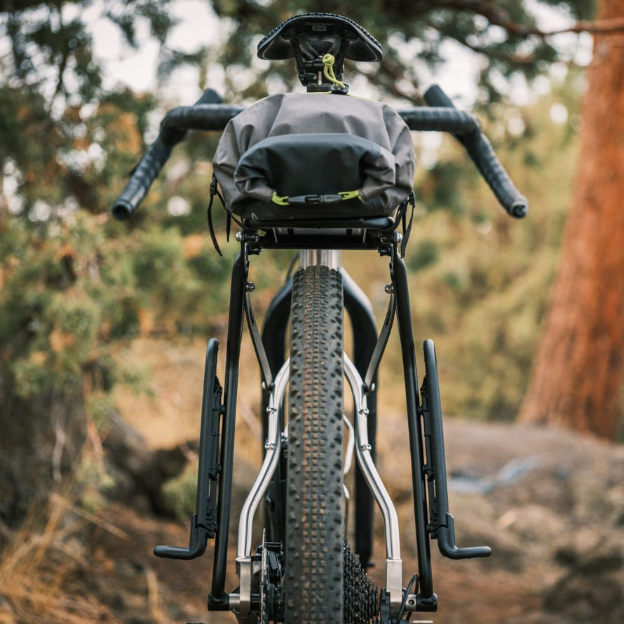 Grâce à ses attaches renforcées, l'Atlas Rack Pack reste bien en place, même sur les terrains les plus accidentés.