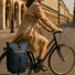Sacoche porte-bagages vélo Badawin Hind 25L bleu, convertible en bandoulière, parfaite pour les trajets urbains