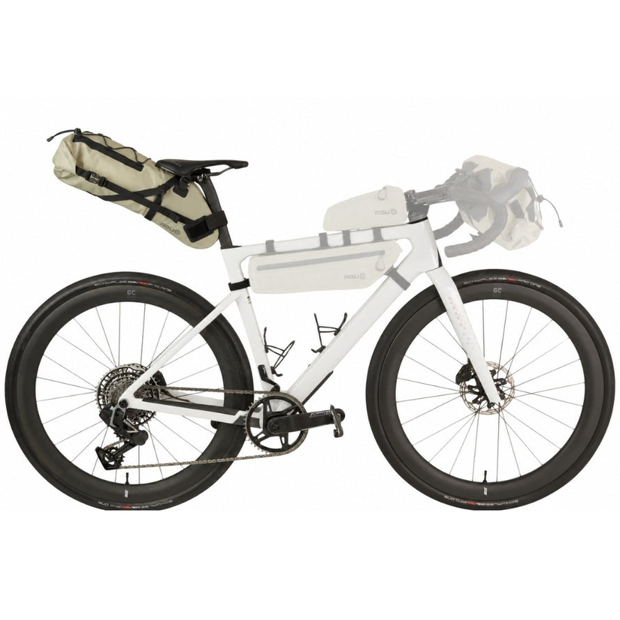 Sacoche de selle Agu Venture Lightweight 9L beige pour vélo, parfaite pour le bikepacking et les aventures longues
