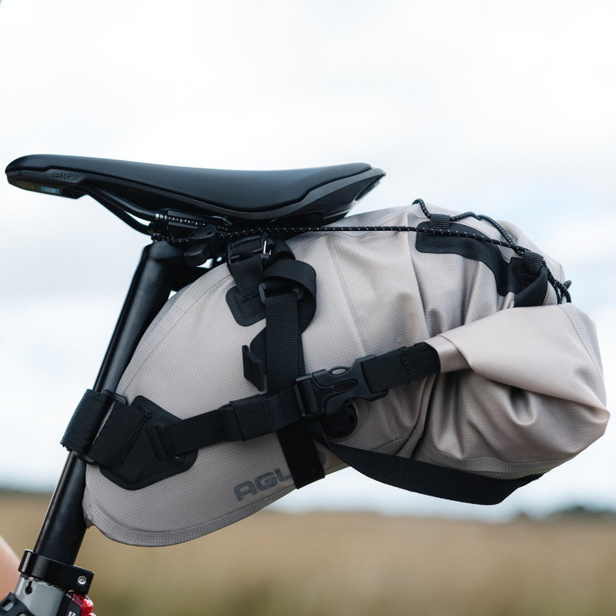 Sacoche de selle Agu Venture Lightweight 9L beige compacte et résistante pour vélo, idéale pour bikepacking et voyages