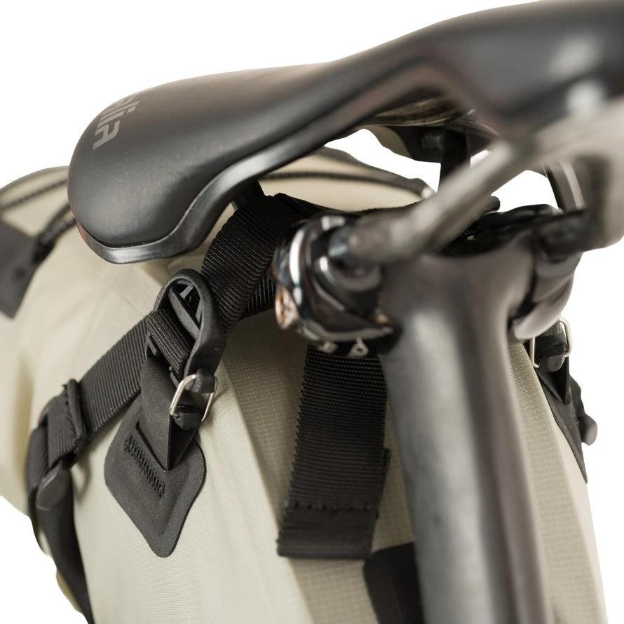 Sacoche de selle Agu Venture Lightweight 9L beige avec fixation robuste pour vélo, parfaite pour les sorties longues