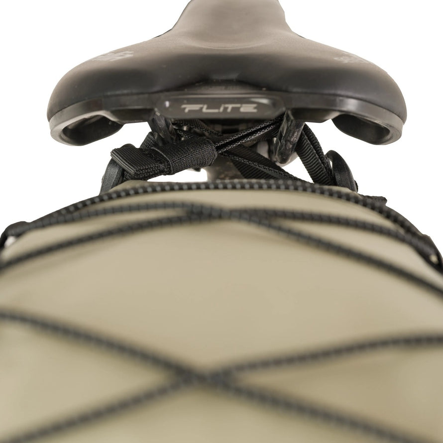 Fixation solide de la sacoche de selle Agu Venture Lightweight 9L beige pour un maintien optimal en bikepacking
