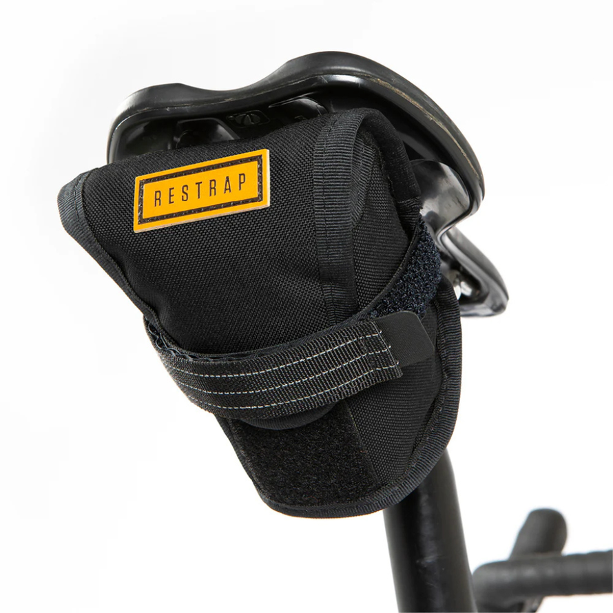 Détail de la fixation arrière de la sacoche de selle Restrap Tool Pouch