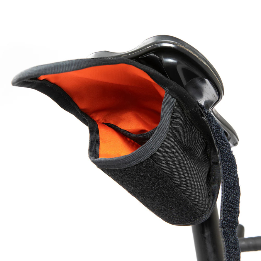 Sacoche de selle Restrap Tool Pouch ouverte, montrant l’espace de rangement intérieur