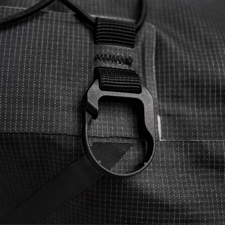 Sacoche de selle Cyclite Saddle Bag 02 marque 77, design noir robuste et fonctionnel pour cyclistes exigeants
