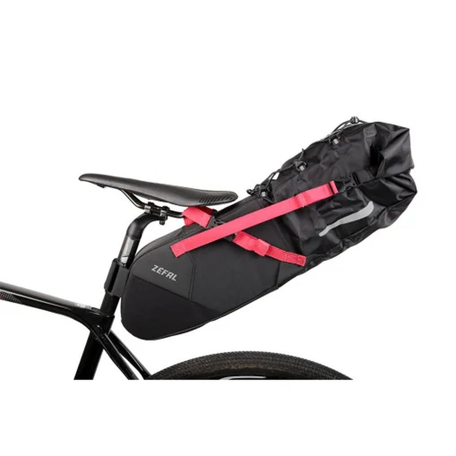 Sacoche de selle Zefal Z Adventure R11 fixée avec sangles rouges sur vélo pour bikepacking 11L