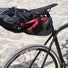 Fixation rouge de la sacoche de selle Zefal Z Adventure R11 pour bikepacking sur vélo