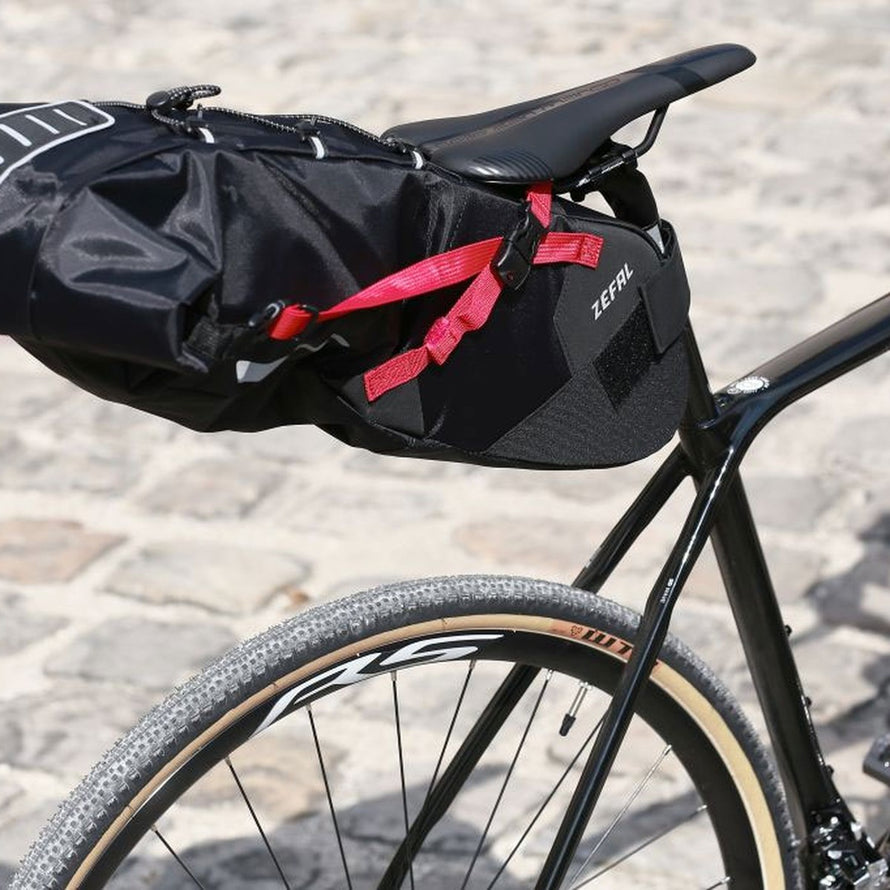 Fixation rouge de la sacoche de selle Zefal Z Adventure R11 pour bikepacking sur vélo