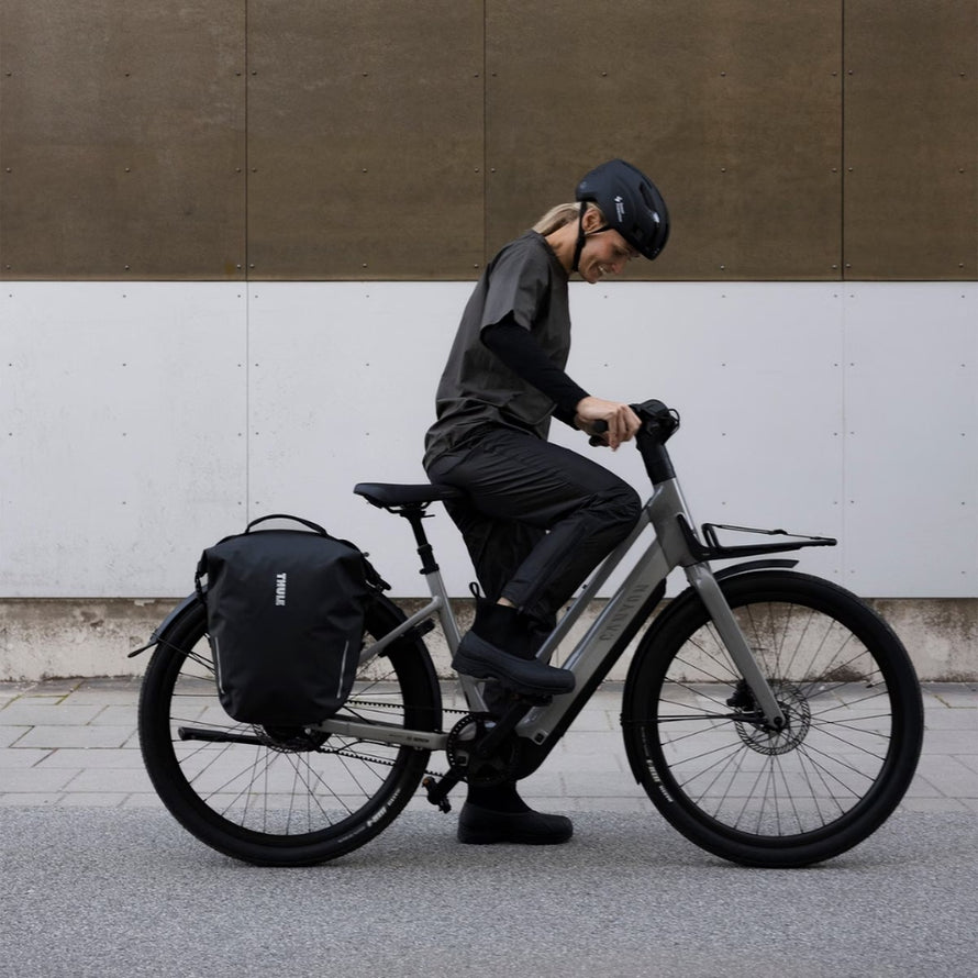 Sacoche Thule Shield InLock noire pour porte-bagages, résistante et sécurisée, parfaite pour trajets à vélo urbains