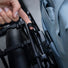 Détail de la fixation sécurisée de la sacoche vélo Thule Shield InLock sur porte-bagages