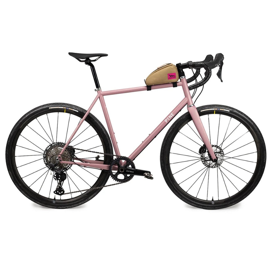Sacoche top tube Moxie Swift Industries beige compacte fixée sur cadre vélo rose pour transport optimal