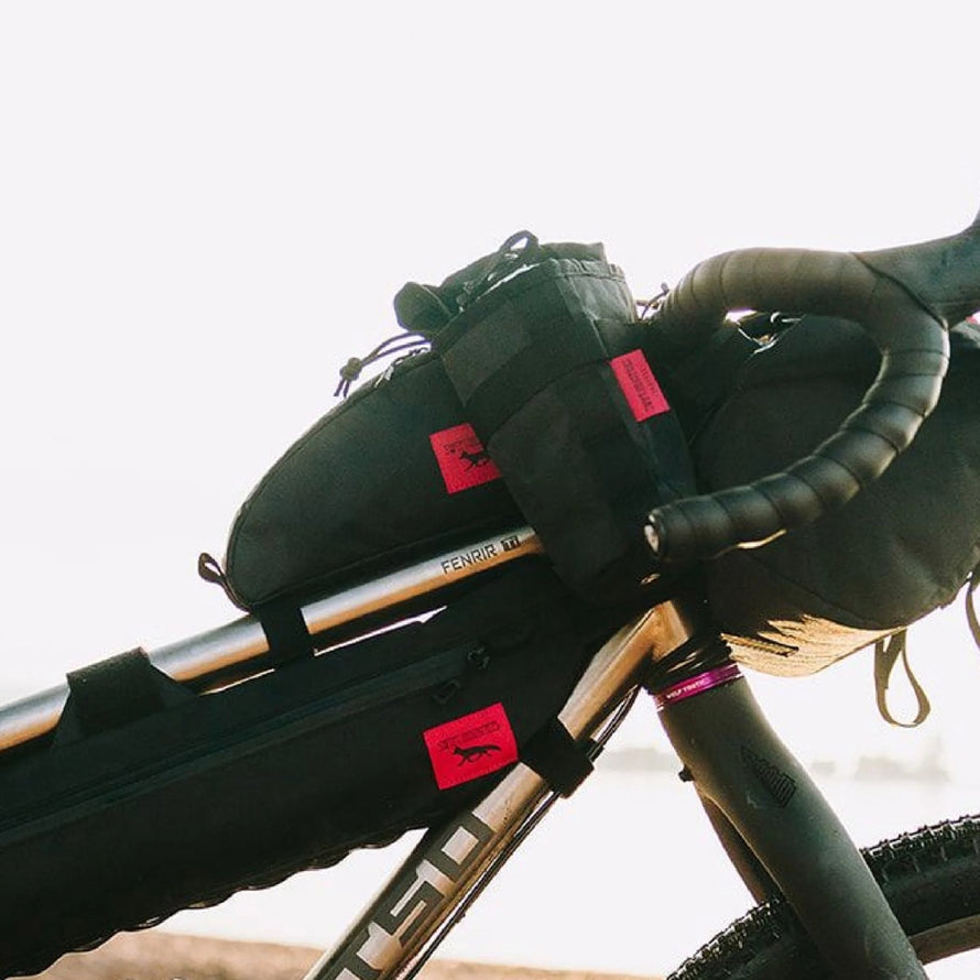 Sacoche top tube Moxie Swift Industries noire avec fixation velcro sur cadre vélo pour un transport sécurisé et pratique