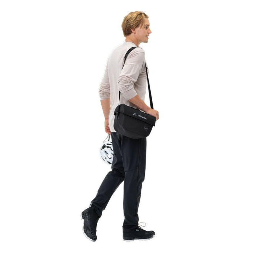 Sacoche de guidon Vaude Aqua Box en materiaux recycles avec bretelle pour un transport aise a velo