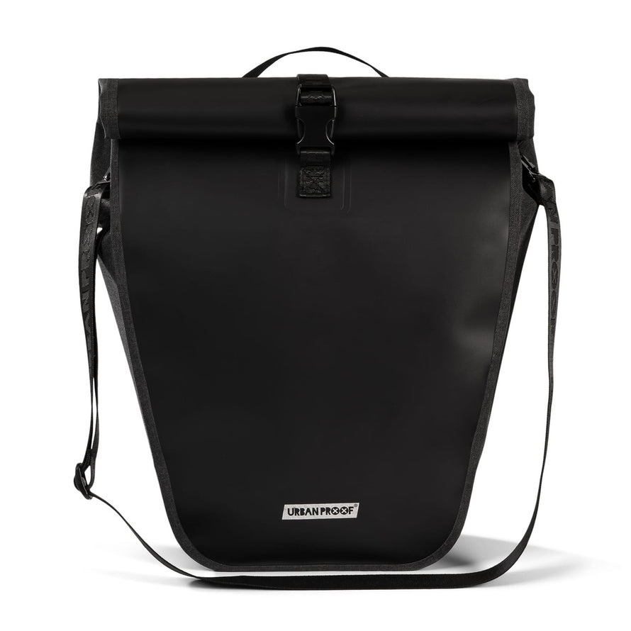 Sacoche vélo étanche Urban Proof District 20L noire, idéale pour cyclistes urbains recherchant robustesse et style