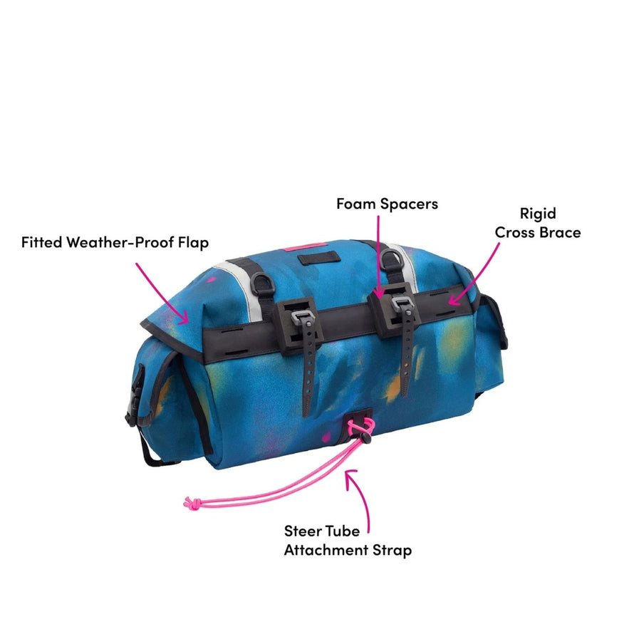 Sacoche vélo guidon 12L Zeitgeist Swift Industries bleu avec cordon rose et fixation sécurisée pour cyclistes urbains