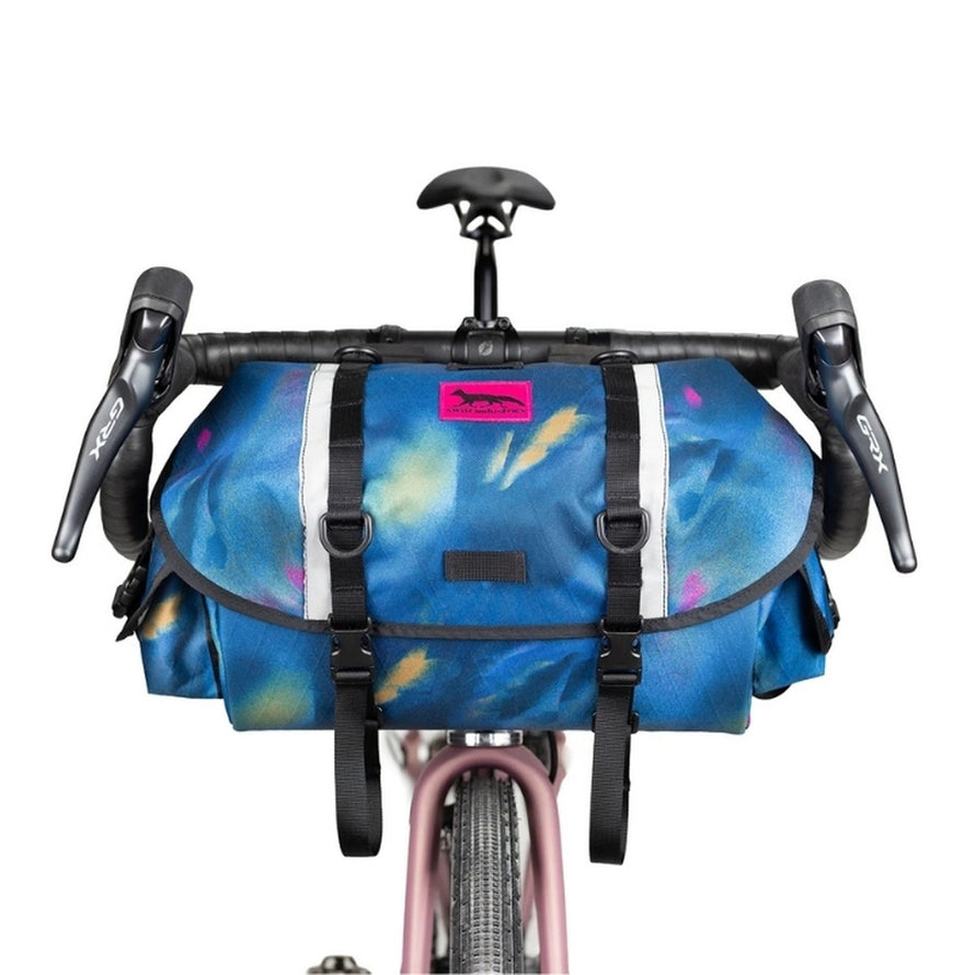 Sacoche vélo guidon 12L Zeitgeist Swift Industries bleu avec sangles noires et logo rose vif